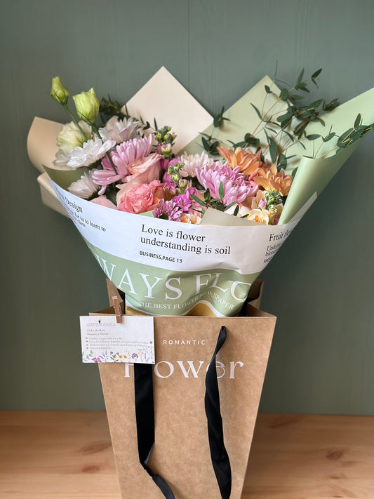 Bouquet sunflower con florero y bolsa